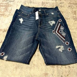 Soho high waisted legging jeans NWT. Beautiful pattern design with rips in thigh